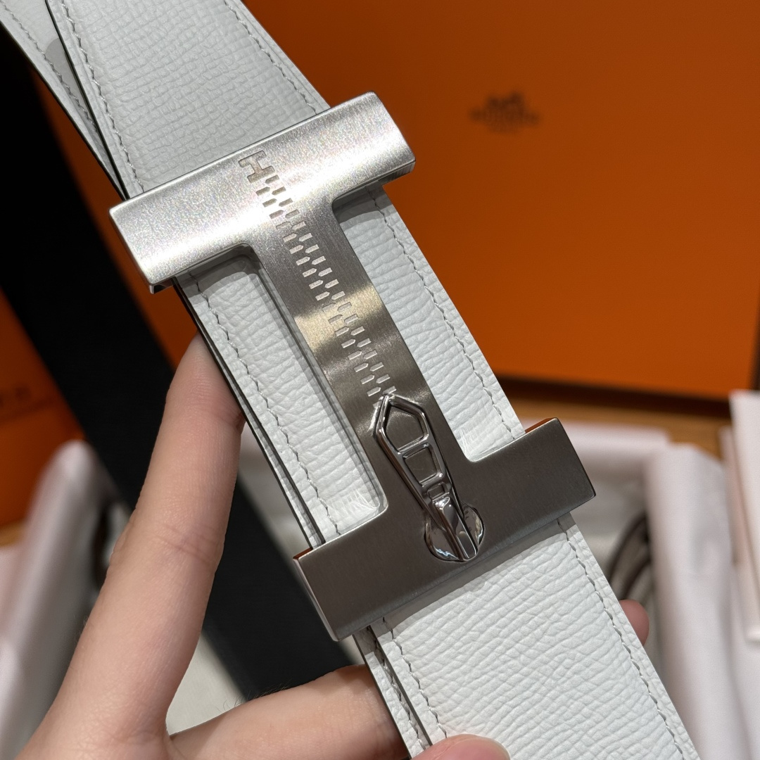 H家Quizz Ferme-Tout双面皮腰带 - エレガントなデザインと高級感