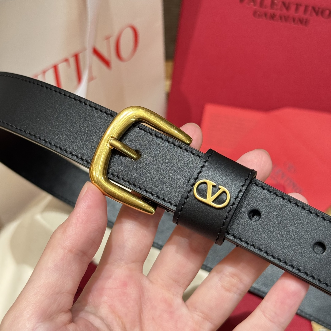 -华伦新款腰带 这款腰带环饰有VLOGO SIGNATURE 金属配饰 复古黄铜做旧效果处理配饰-Chinese UA Cheap High Quatity Brand Clothes Bags handbags Sneakers wholesale wholesaler seller from China Factory suppliers Fashion Clothing Shoes best Quality Beautiful Price -华伦新款腰带 这款腰带环饰有VLOGO SIGNATURE 金属配饰 复古黄铜做旧效果处理配饰