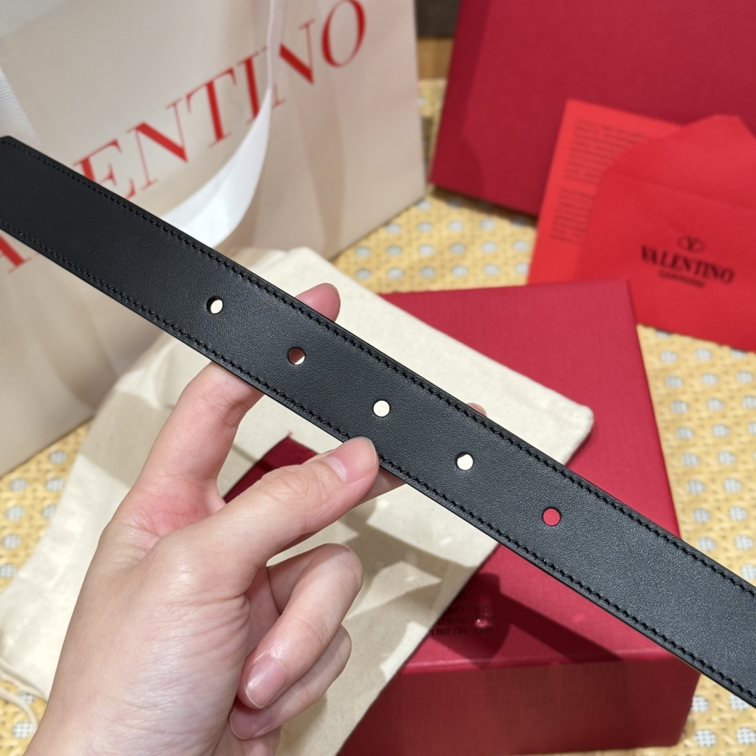 -华伦新款腰带 这款腰带环饰有VLOGO SIGNATURE 金属配饰 复古黄铜做旧效果处理配饰-Chinese UA Cheap High Quatity Brand Clothes Bags handbags Sneakers wholesale wholesaler seller from China Factory suppliers Fashion Clothing Shoes best Quality Beautiful Price -华伦新款腰带 这款腰带环饰有VLOGO SIGNATURE 金属配饰 复古黄铜做旧效果处理配饰