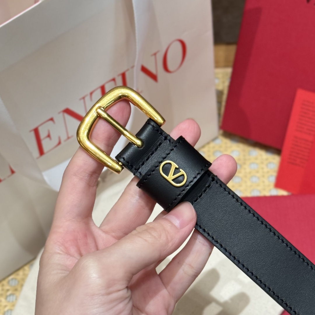 -华伦新款腰带 这款腰带环饰有VLOGO SIGNATURE 金属配饰 复古黄铜做旧效果处理配饰-Chinese UA Cheap High Quatity Brand Clothes Bags handbags Sneakers wholesale wholesaler seller from China Factory suppliers Fashion Clothing Shoes best Quality Beautiful Price -华伦新款腰带 这款腰带环饰有VLOGO SIGNATURE 金属配饰 复古黄铜做旧效果处理配饰