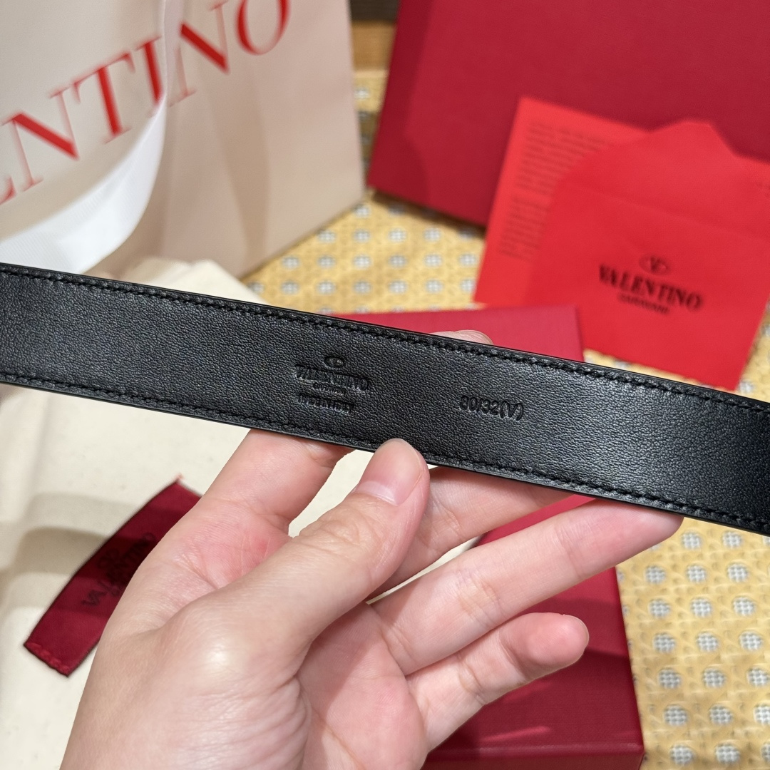 -华伦新款腰带 这款腰带环饰有VLOGO SIGNATURE 金属配饰 复古黄铜做旧效果处理配饰-Chinese UA Cheap High Quatity Brand Clothes Bags handbags Sneakers wholesale wholesaler seller from China Factory suppliers Fashion Clothing Shoes best Quality Beautiful Price -华伦新款腰带 这款腰带环饰有VLOGO SIGNATURE 金属配饰 复古黄铜做旧效果处理配饰