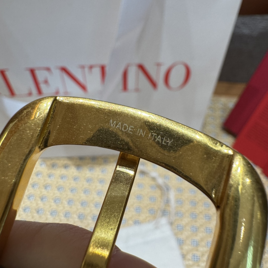 -华伦新款腰带 这款腰带环饰有VLOGO SIGNATURE 金属配饰 复古黄铜做旧效果处理配饰-Chinese UA Cheap High Quatity Brand Clothes Bags handbags Sneakers wholesale wholesaler seller from China Factory suppliers Fashion Clothing Shoes best Quality Beautiful Price -华伦新款腰带 这款腰带环饰有VLOGO SIGNATURE 金属配饰 复古黄铜做旧效果处理配饰