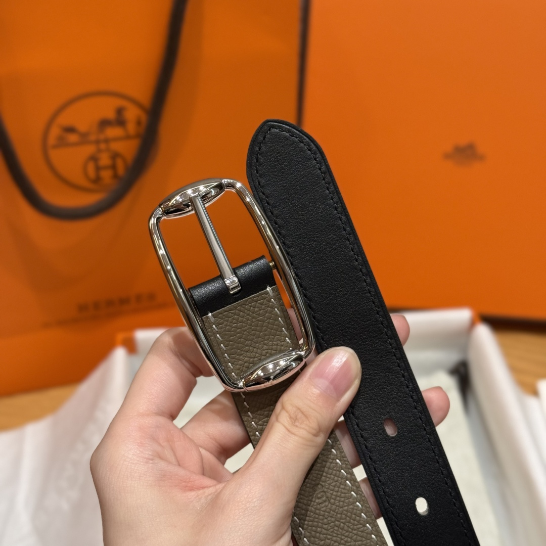 H家新款女士双面腰带 - 輝くスタイルを演出する柔らかな牛皮革
