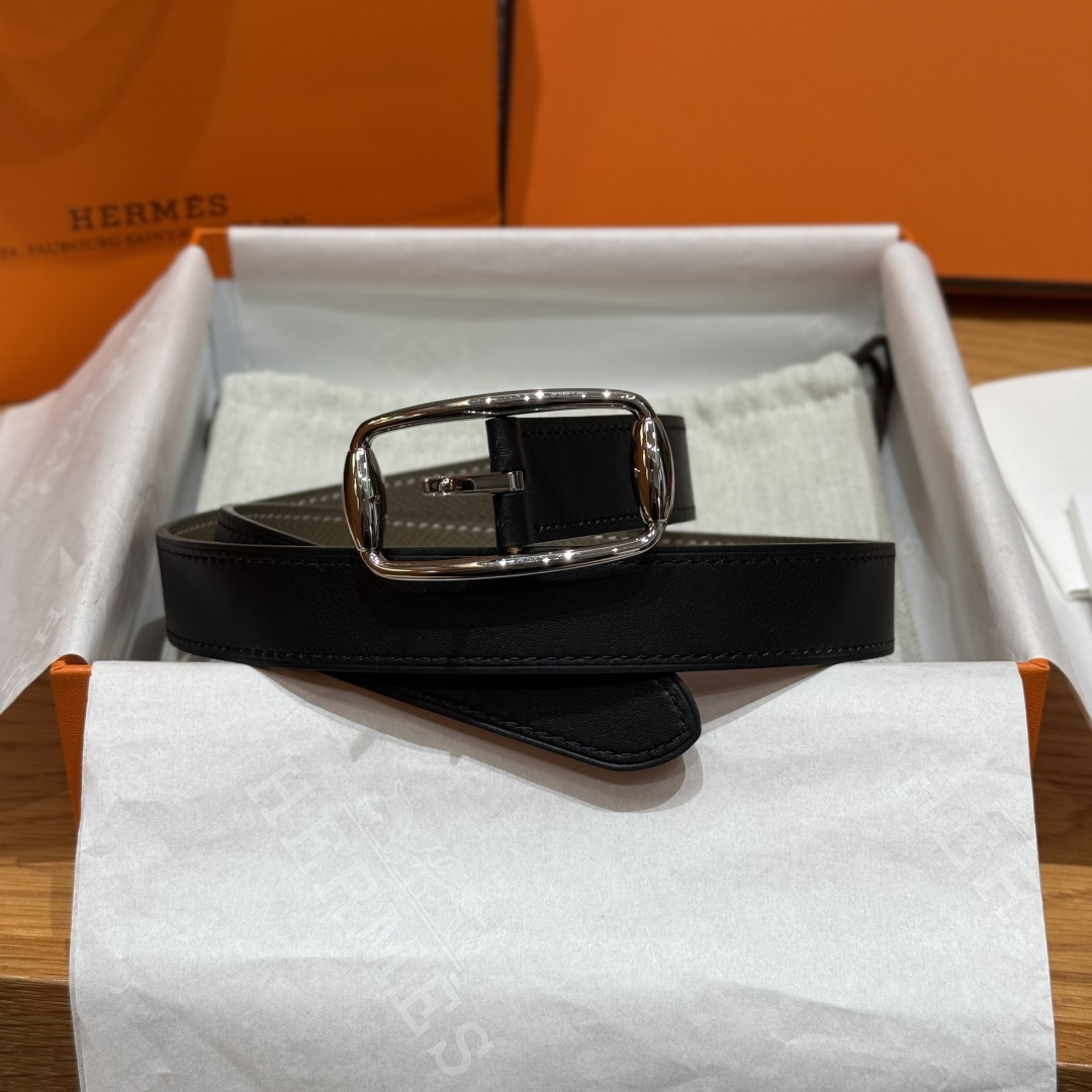 H家新款女士双面腰带 - 輝くスタイルを演出する柔らかな牛皮革