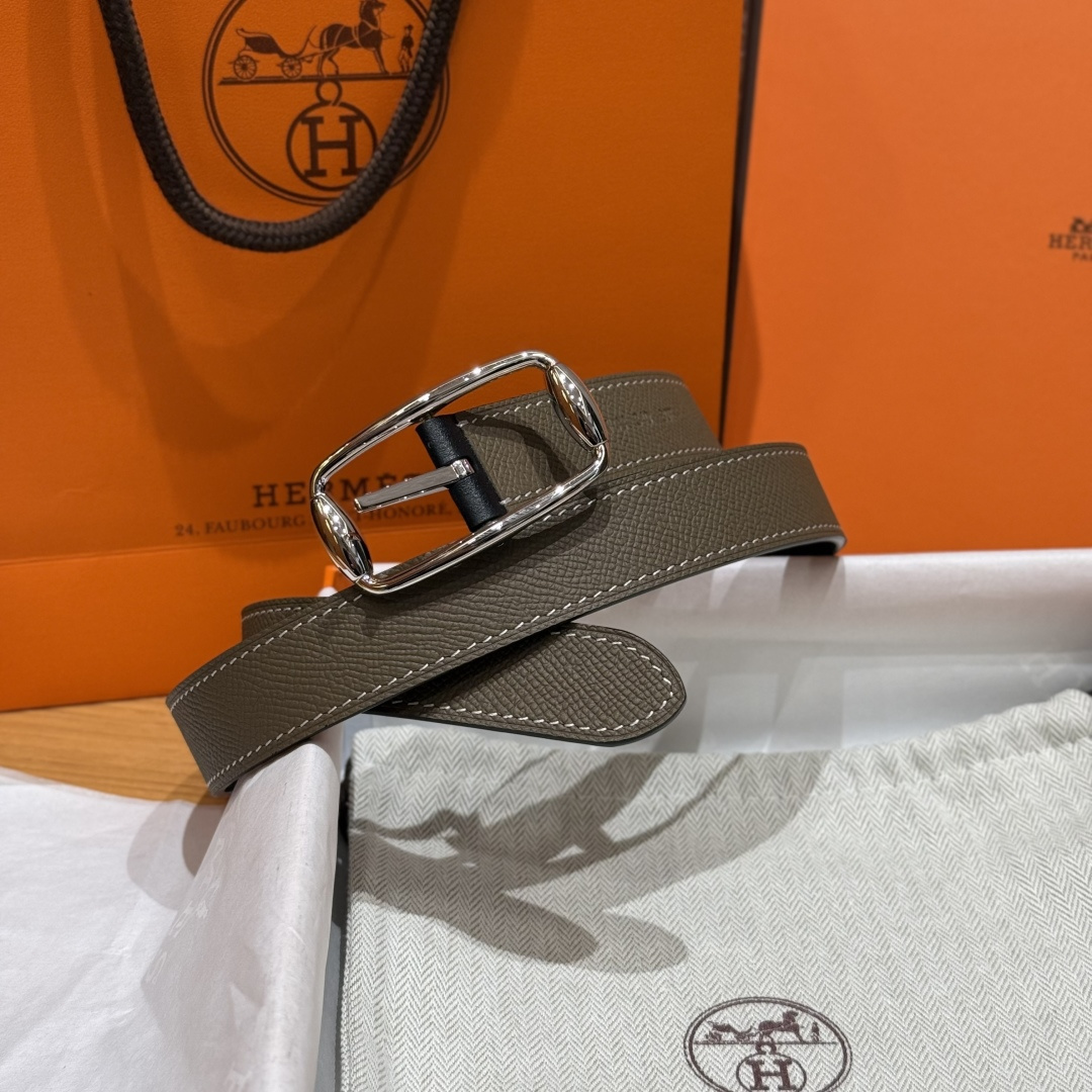 H家新款女士双面腰带 - 輝くスタイルを演出する柔らかな牛皮革