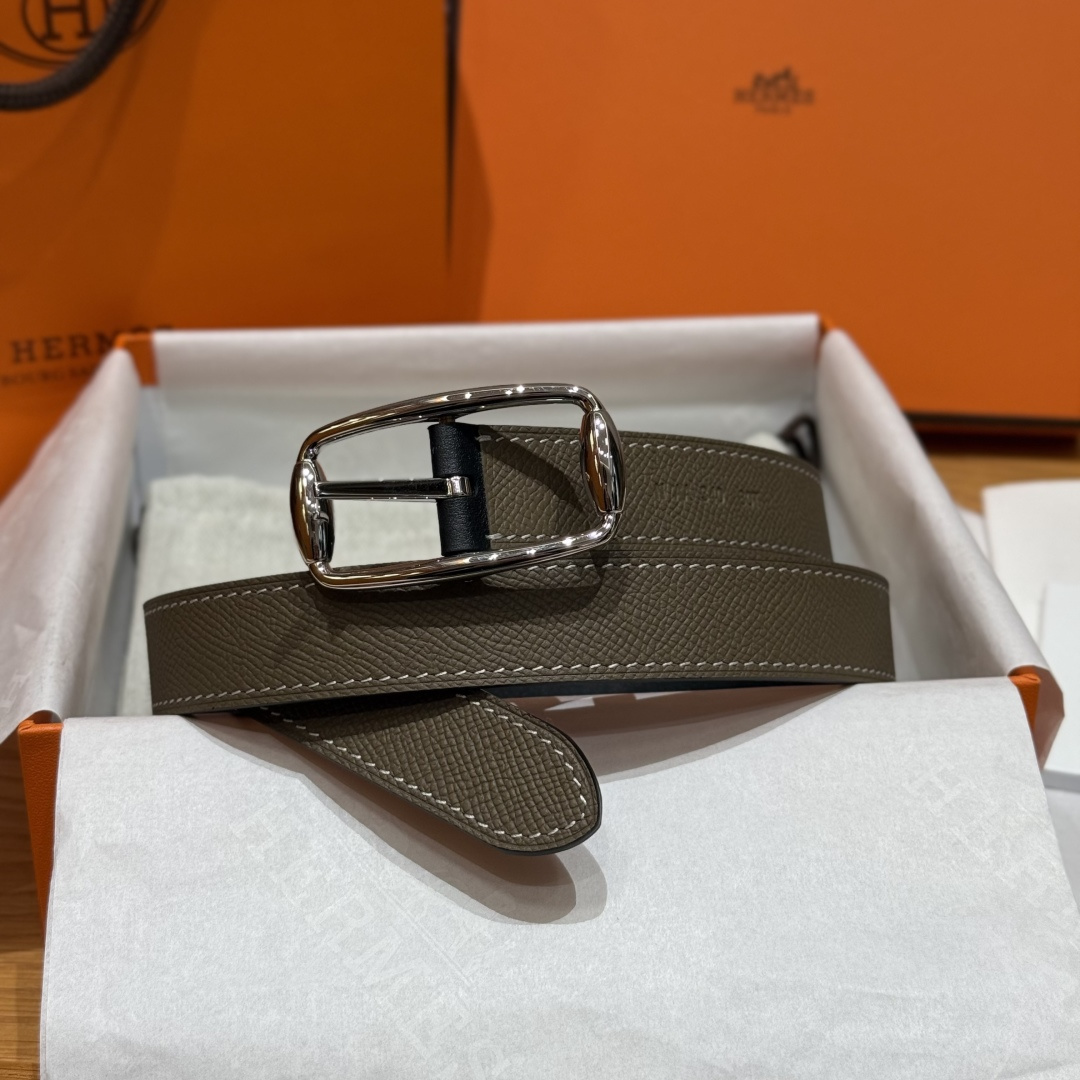 H家新款女士双面腰带 - 輝くスタイルを演出する柔らかな牛皮革