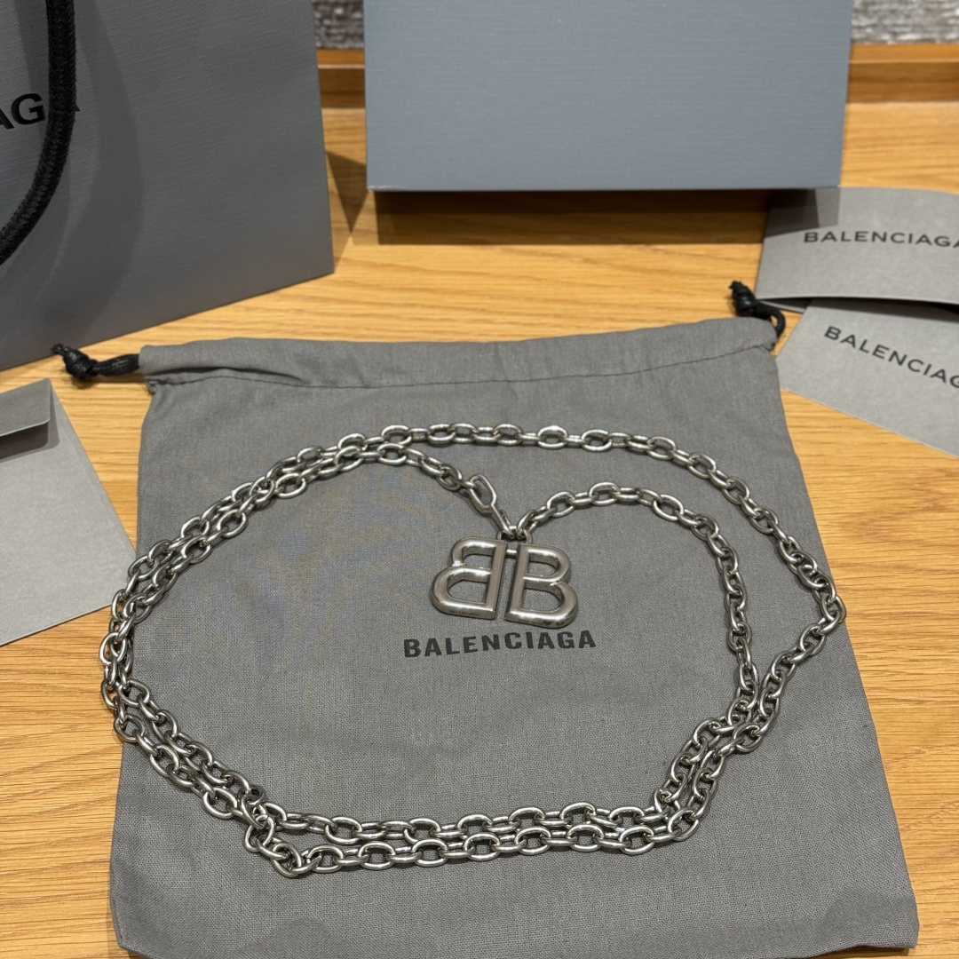 Balenciaga Monaco Chain Belt in Aged Gold Brass, Spring 2025 Collection 4 cmp i1749099753577 572 0 3