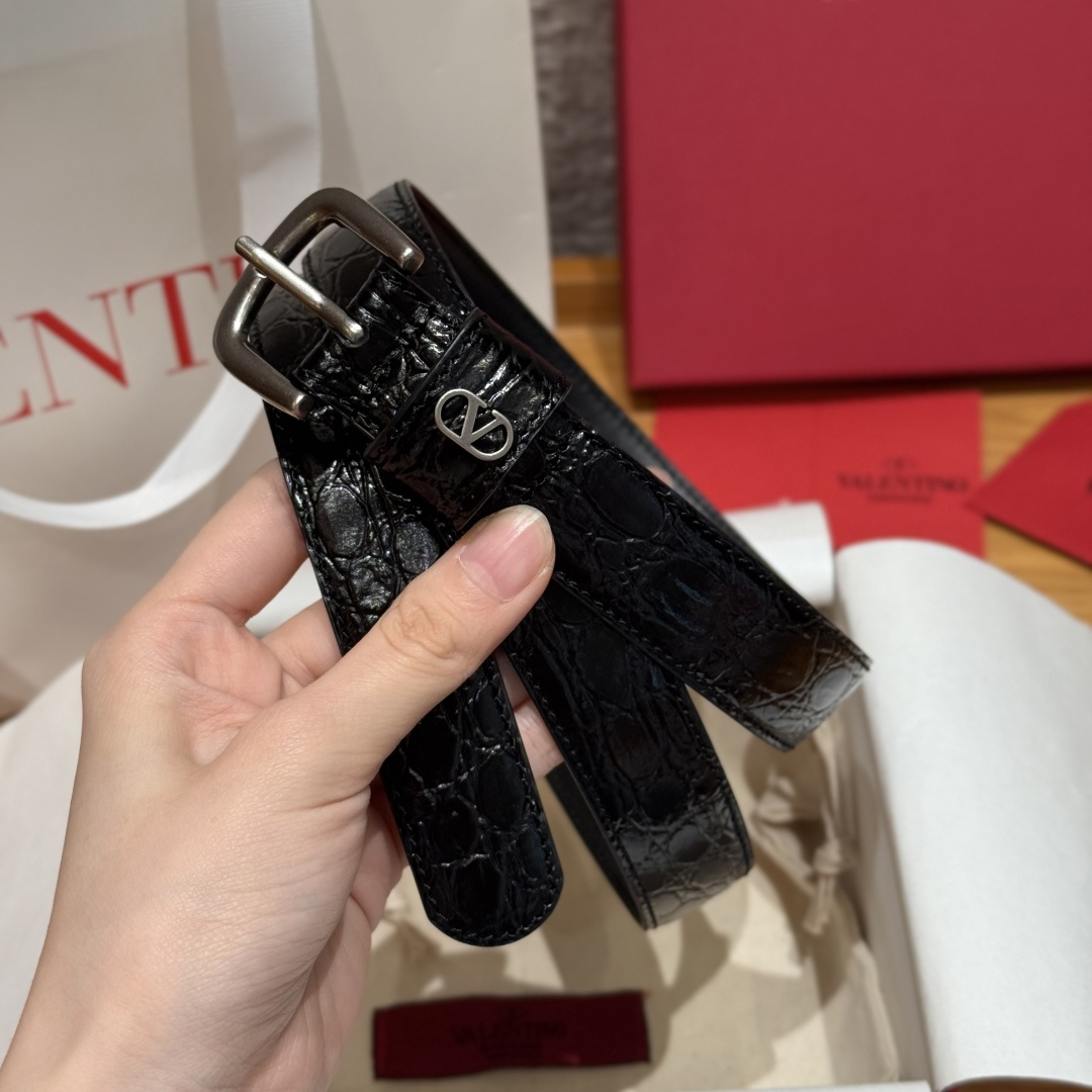 -华伦天奴新款腰带 针扣头层牛皮 纯钢五金扣 2.5cm-莆田鞋,莆田鞋货源,高仿鞋,高仿鞋货源,安福档口,莆田高仿鞋,莆田鞋批发,高仿鞋批发,莆田高仿运动鞋,高仿运动鞋,莆田运动鞋 -华伦天奴新款腰带 针扣头层牛皮 纯钢五金扣 2.5cm