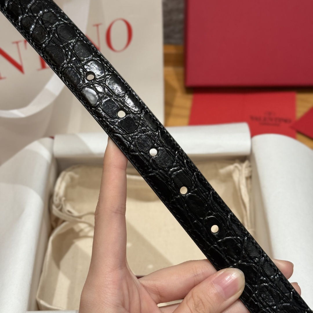 -华伦天奴新款腰带 针扣头层牛皮 纯钢五金扣 2.5cm-莆田鞋,莆田鞋货源,高仿鞋,高仿鞋货源,安福档口,莆田高仿鞋,莆田鞋批发,高仿鞋批发,莆田高仿运动鞋,高仿运动鞋,莆田运动鞋 -华伦天奴新款腰带 针扣头层牛皮 纯钢五金扣 2.5cm