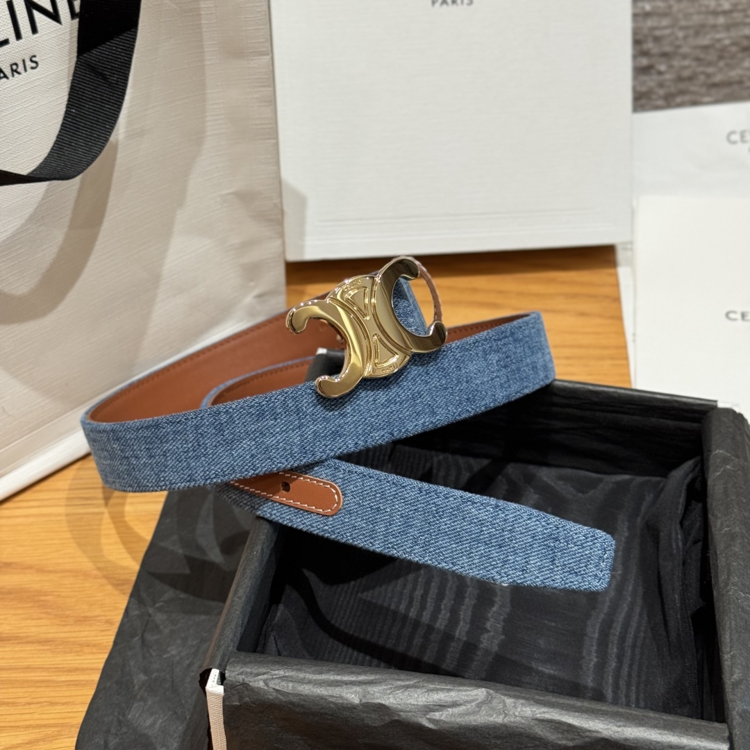 -凯旋门新款牛仔腰带
超火的凯旋门腰带2.5精品，顶级进口牛皮制作，牛皮搭配牛仔，搭配复古金扣，手感柔软