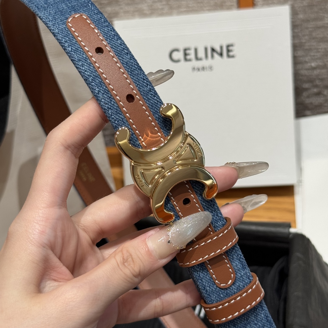-凯旋门新款牛仔腰带
超火的凯旋门腰带2.5精品，顶级进口牛皮制作，牛皮搭配牛仔，搭配复古金扣，手感柔软