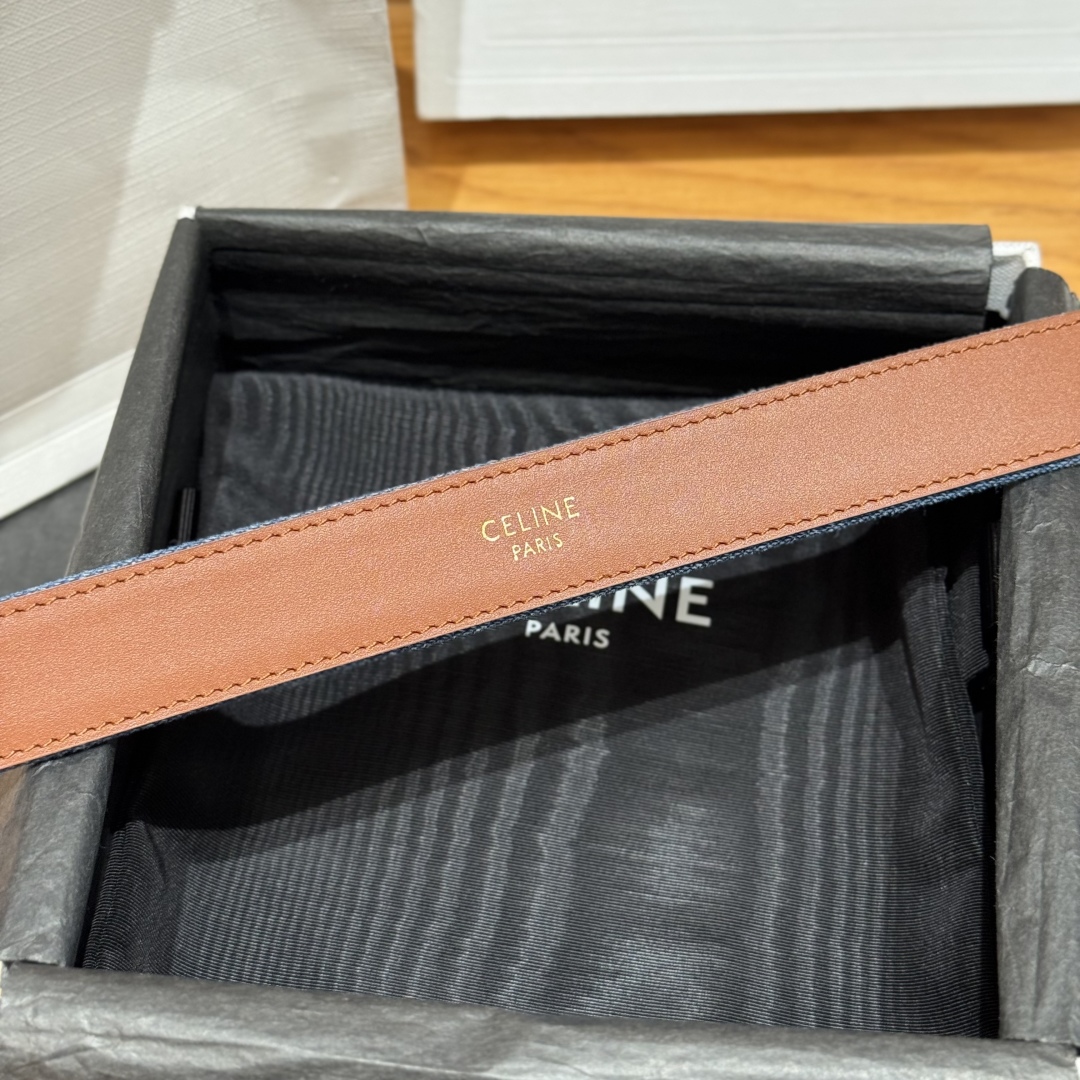 -凯旋门新款牛仔腰带
超火的凯旋门腰带2.5精品，顶级进口牛皮制作，牛皮搭配牛仔，搭配复古金扣，手感柔软