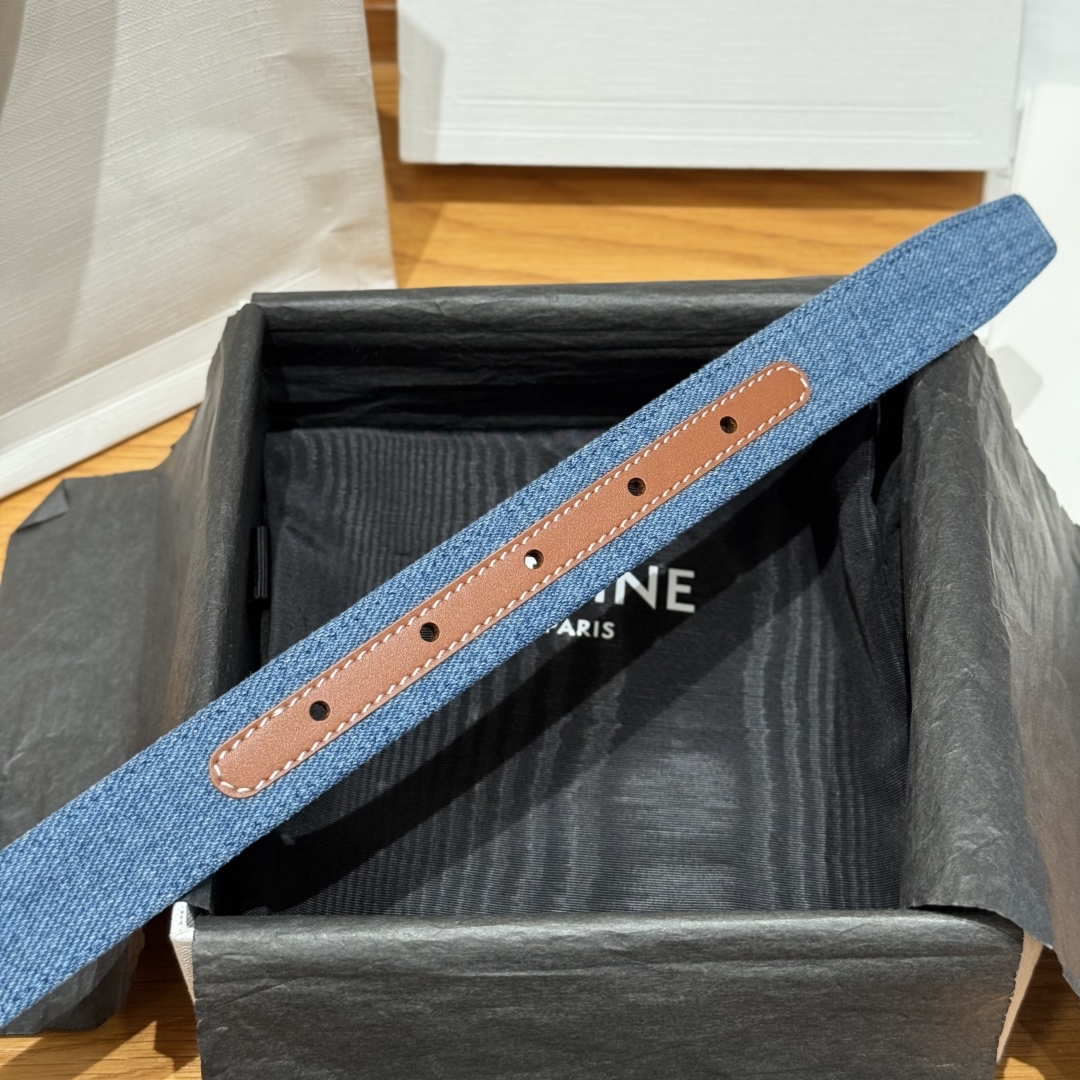 -凯旋门新款牛仔腰带
超火的凯旋门腰带2.5精品，顶级进口牛皮制作，牛皮搭配牛仔，搭配复古金扣，手感柔软