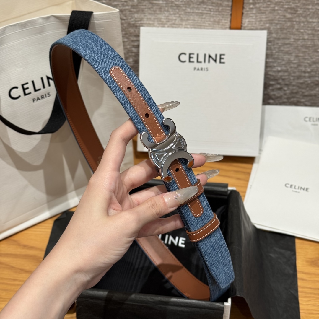 -凯旋门新款牛仔腰带
超火的凯旋门腰带2.5精品，顶级进口牛皮制作，牛皮搭配牛仔，搭配复古金扣，手感柔软
