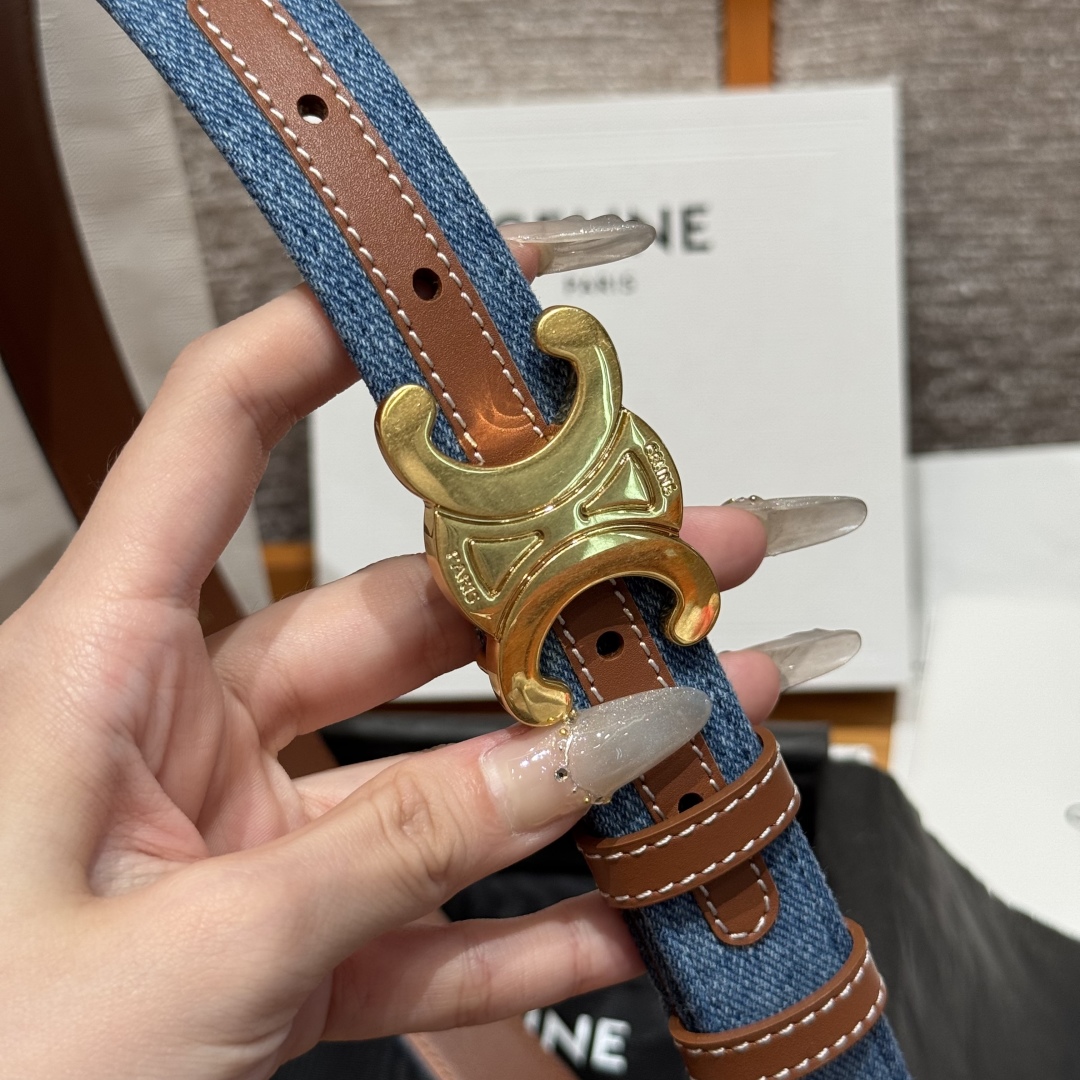 -凯旋门新款牛仔腰带
超火的凯旋门腰带2.5精品，顶级进口牛皮制作，牛皮搭配牛仔，搭配复古金扣，手感柔软