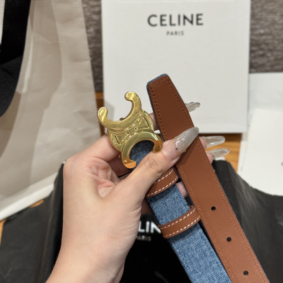 -凯旋门新款牛仔腰带
超火的凯旋门腰带2.5精品，顶级进口牛皮制作，牛皮搭配牛仔，搭配复古金扣，手感柔软