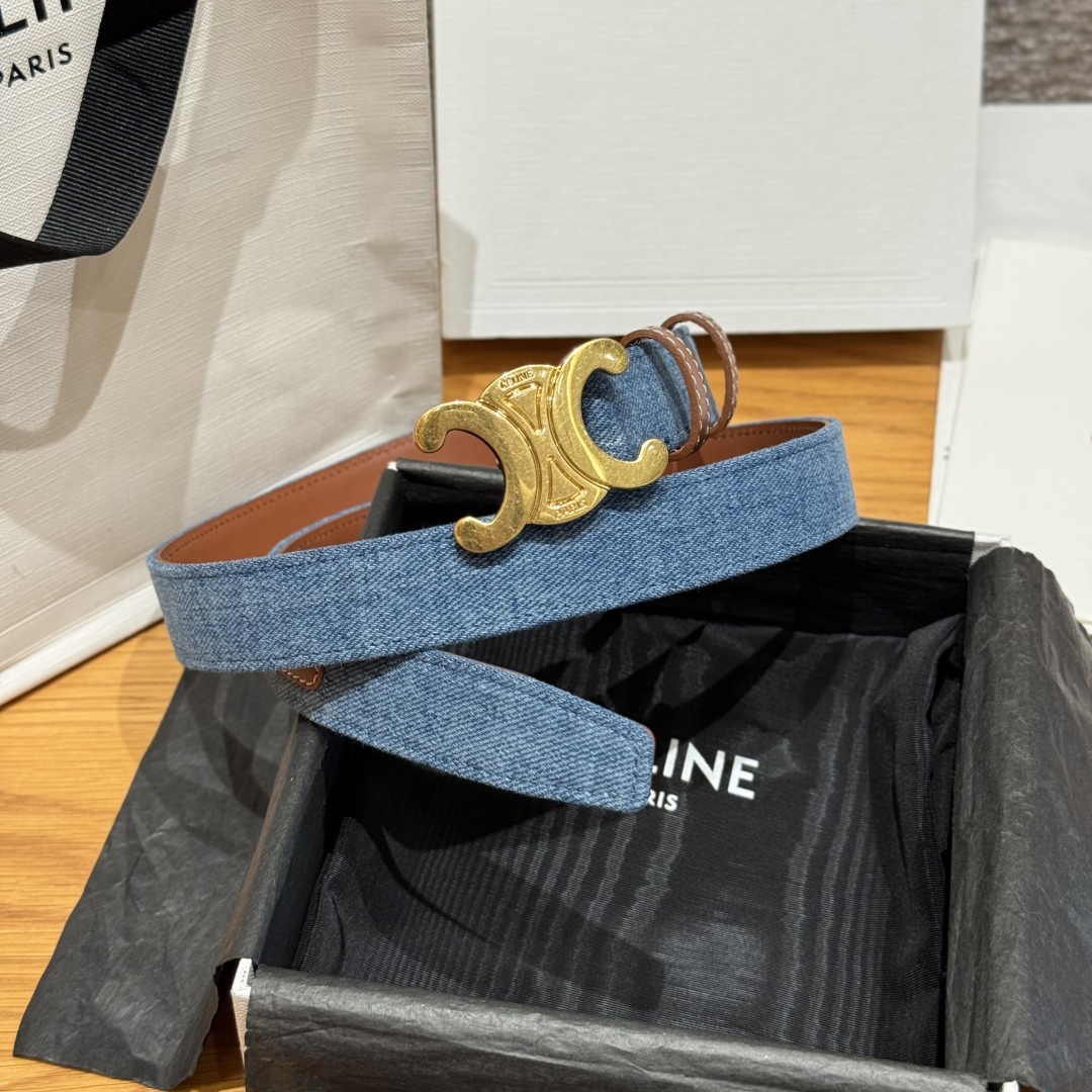 -凯旋门新款牛仔腰带
超火的凯旋门腰带2.5精品，顶级进口牛皮制作，牛皮搭配牛仔，搭配复古金扣，手感柔软