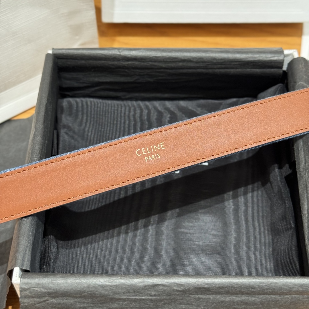 -凯旋门新款牛仔腰带
超火的凯旋门腰带2.5精品，顶级进口牛皮制作，牛皮搭配牛仔，搭配复古金扣，手感柔软