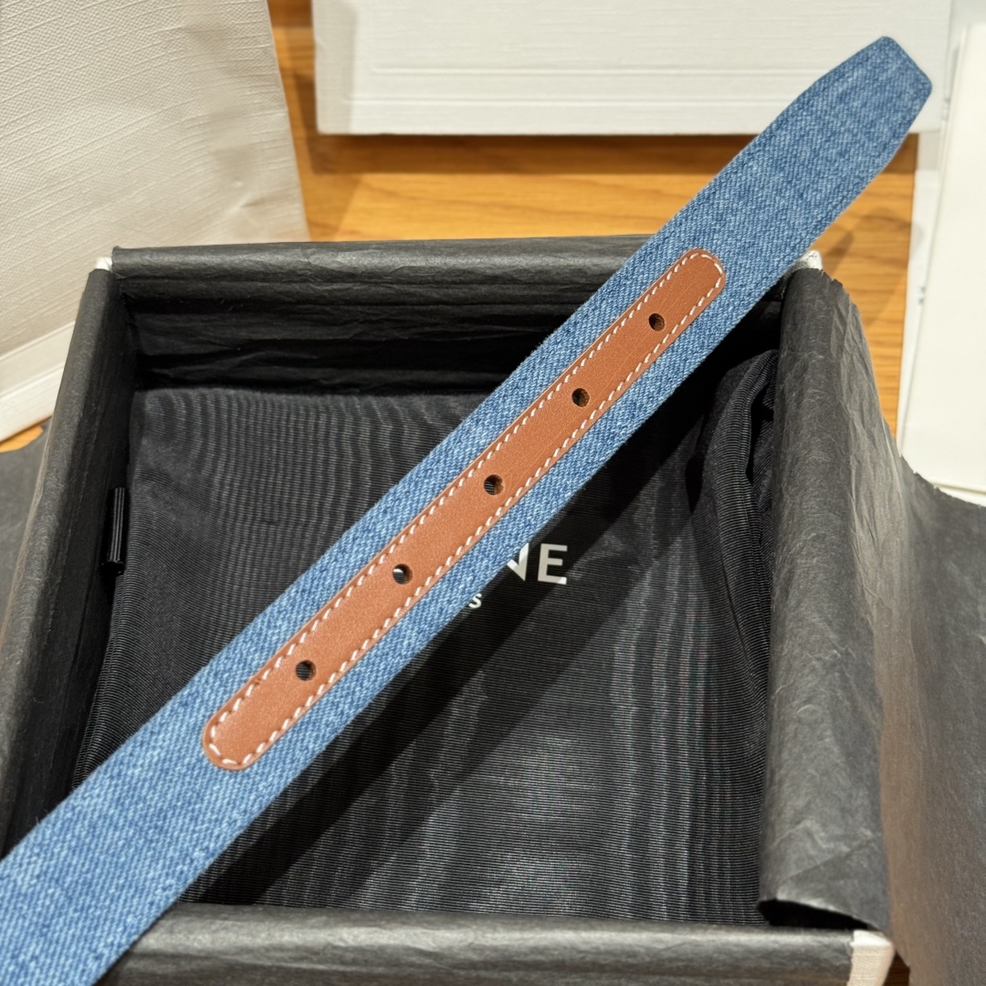 -凯旋门新款牛仔腰带
超火的凯旋门腰带2.5精品，顶级进口牛皮制作，牛皮搭配牛仔，搭配镂空银扣，手感柔软
