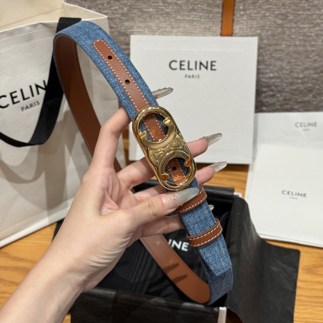 -凯旋门新款牛仔腰带
超火的凯旋门腰带2.5精品，顶级进口牛皮制作，牛皮搭配牛仔，搭配镂空银扣，手感柔软