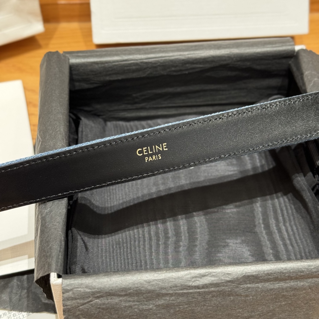 -凯旋门新款牛仔腰带
超火的凯旋门腰带2.5精品，顶级进口牛皮制作，牛皮搭配牛仔，搭配复古金扣，手感柔软