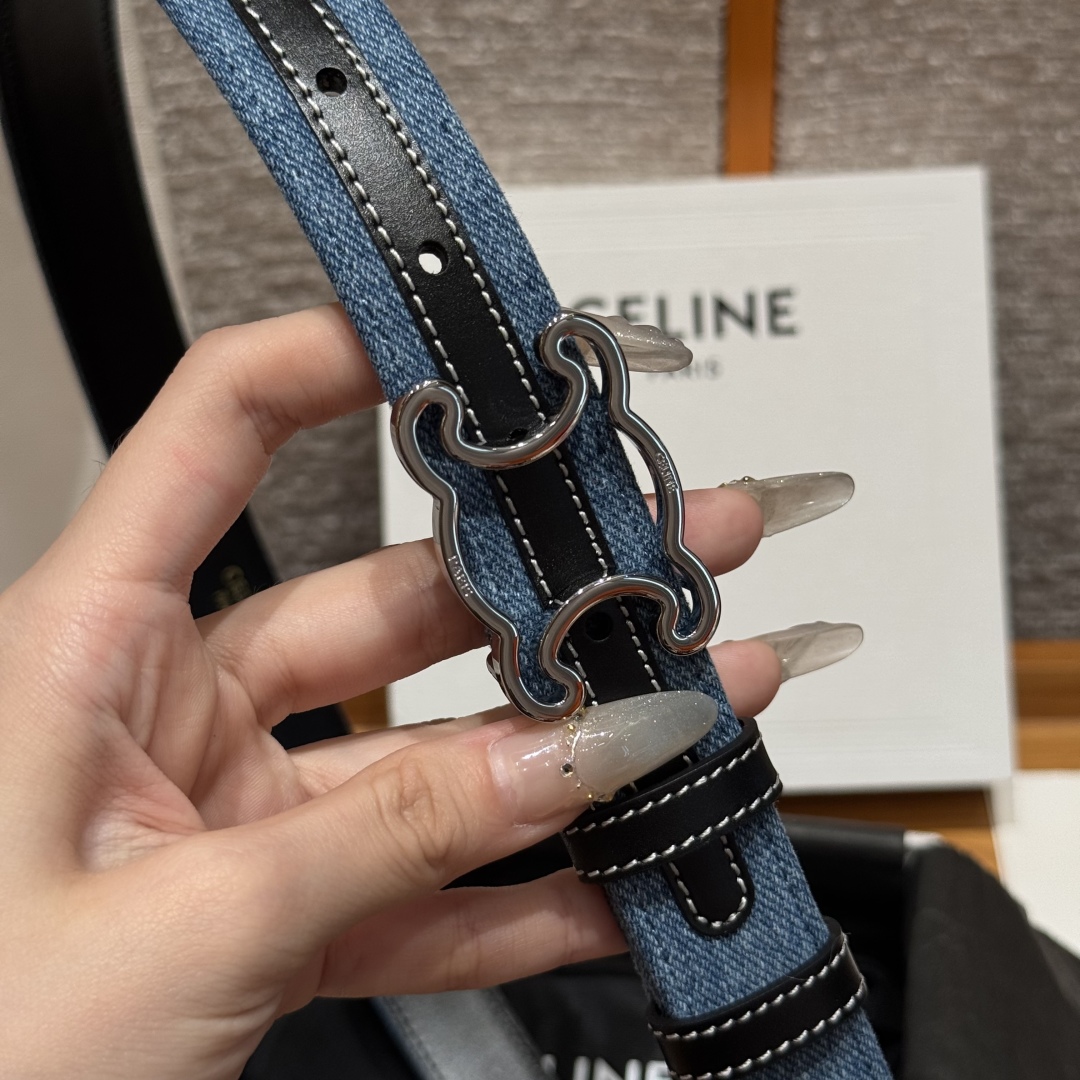 -凯旋门新款牛仔腰带
超火的凯旋门腰带2.5精品，顶级进口牛皮制作，牛皮搭配牛仔，搭配亮面金扣，手感柔软