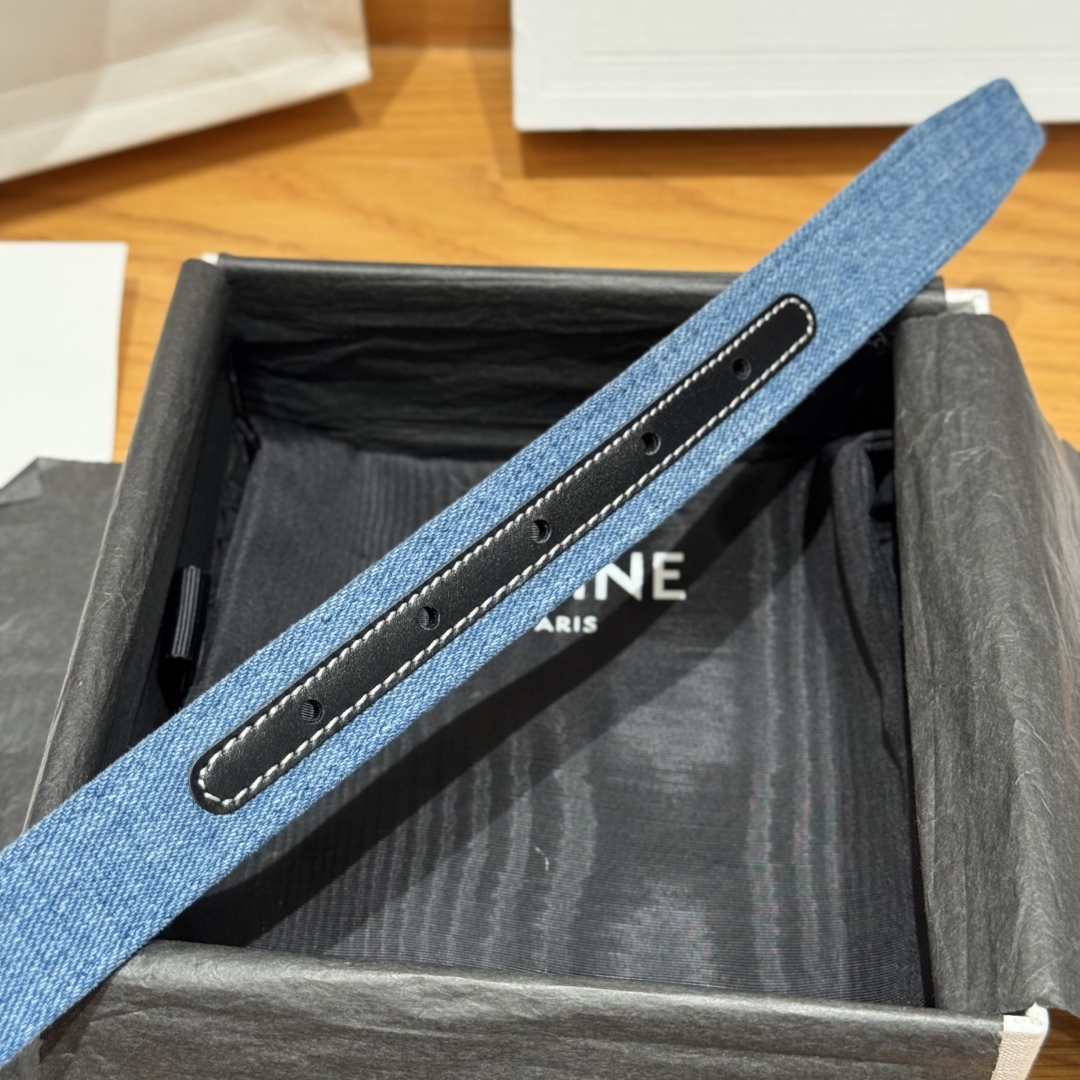 -凯旋门新款牛仔腰带
超火的凯旋门腰带2.5精品，顶级进口牛皮制作，牛皮搭配牛仔，搭配亮面金扣，手感柔软