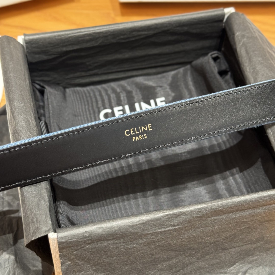 -凯旋门新款牛仔腰带
超火的凯旋门腰带2.5精品，顶级进口牛皮制作，牛皮搭配牛仔，搭配复古金扣，手感柔软