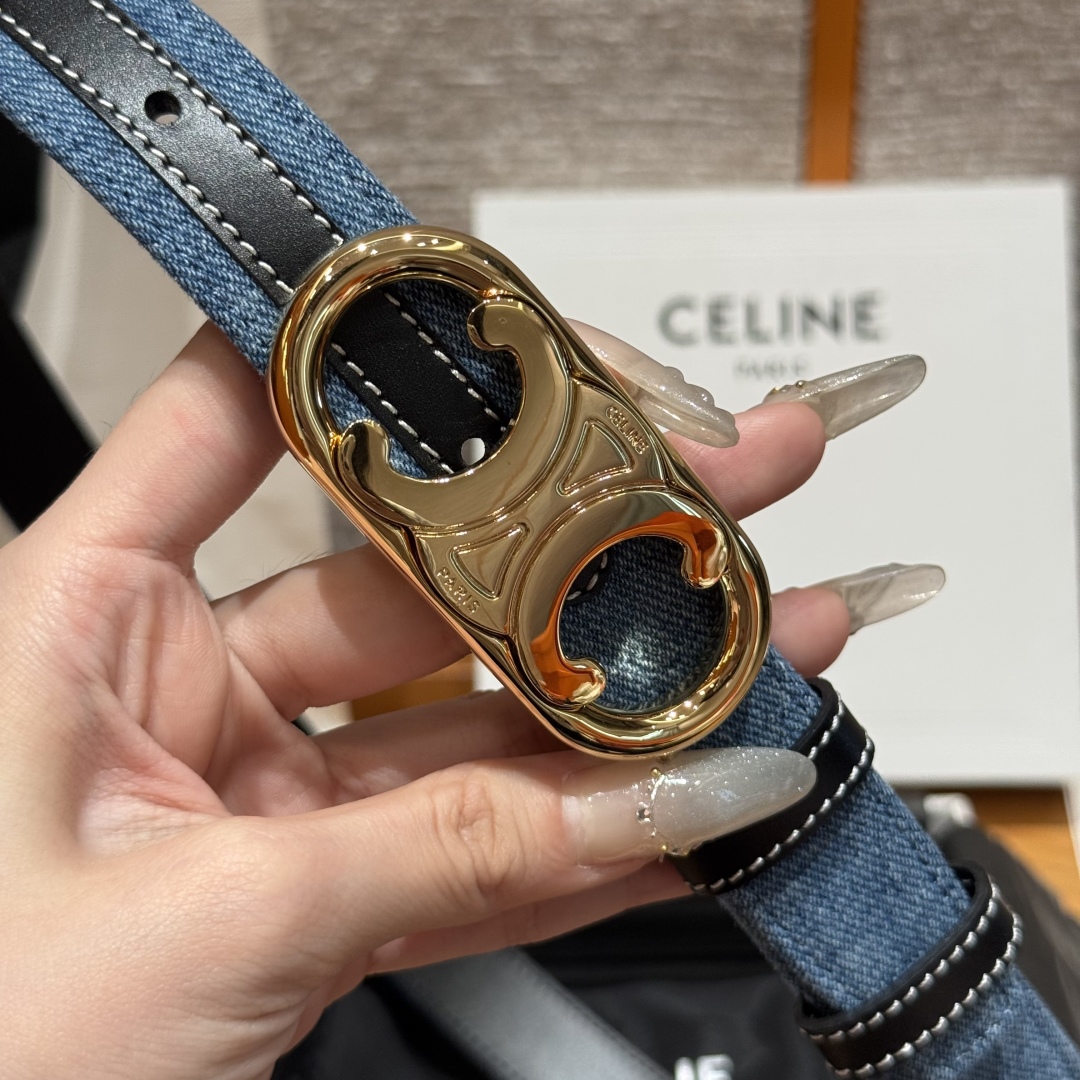 -凯旋门新款牛仔腰带
超火的凯旋门腰带2.5精品，顶级进口牛皮制作，牛皮搭配牛仔，搭配亮面金扣，手感柔软
