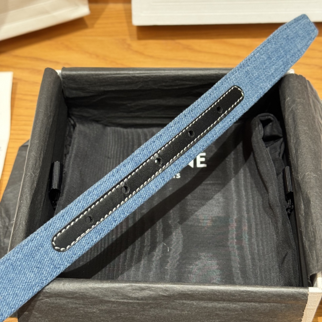 -凯旋门新款牛仔腰带
超火的凯旋门腰带2.5精品，顶级进口牛皮制作，牛皮搭配牛仔，搭配亮面金扣，手感柔软