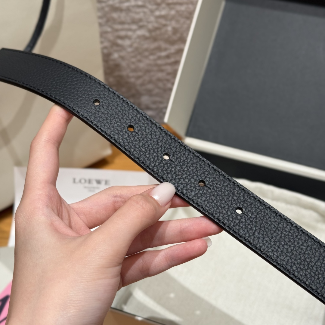 -新款女士腰带EWE 意威经典LOGO腰带实用性很强光滑小牛皮双面腰带，配有EWE Anagram搭扣腰