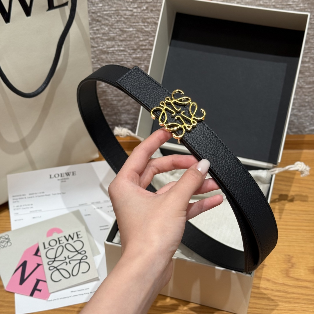 -新款女士腰带EWE 意威经典LOGO腰带实用性很强光滑小牛皮双面腰带，配有EWE Anagram搭扣腰