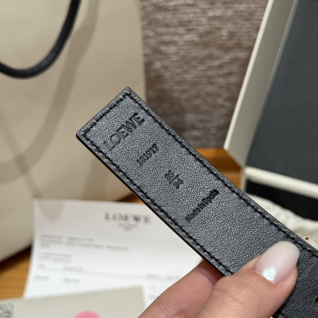 -新款女士腰带EWE 意威经典LOGO腰带实用性很强光滑小牛皮双面腰带，配有EWE Anagram搭扣腰