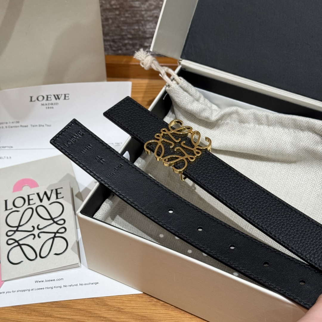 -新款女士腰带EWE 意威经典LOGO腰带实用性很强光滑小牛皮双面腰带，配有EWE Anagram搭扣腰