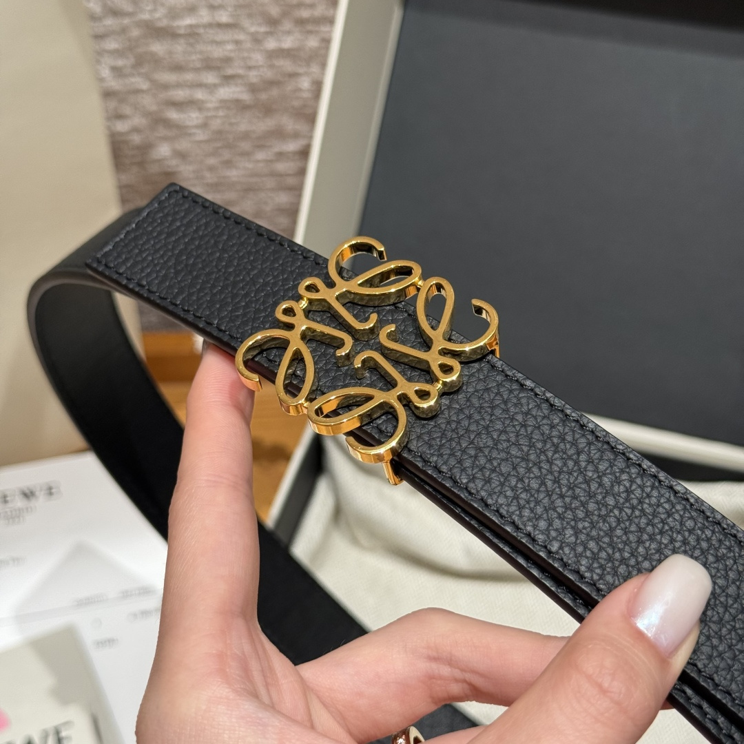 -新款女士腰带EWE 意威经典LOGO腰带实用性很强光滑小牛皮双面腰带，配有EWE Anagram搭扣腰