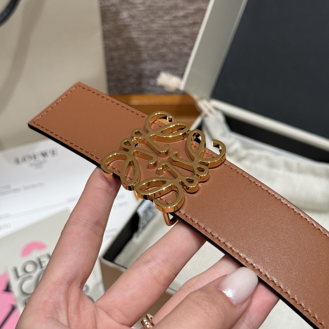 -新款女士腰带EWE 意威经典LOGO腰带实用性很强光滑小牛皮双面腰带，配有EWE Anagram搭扣腰