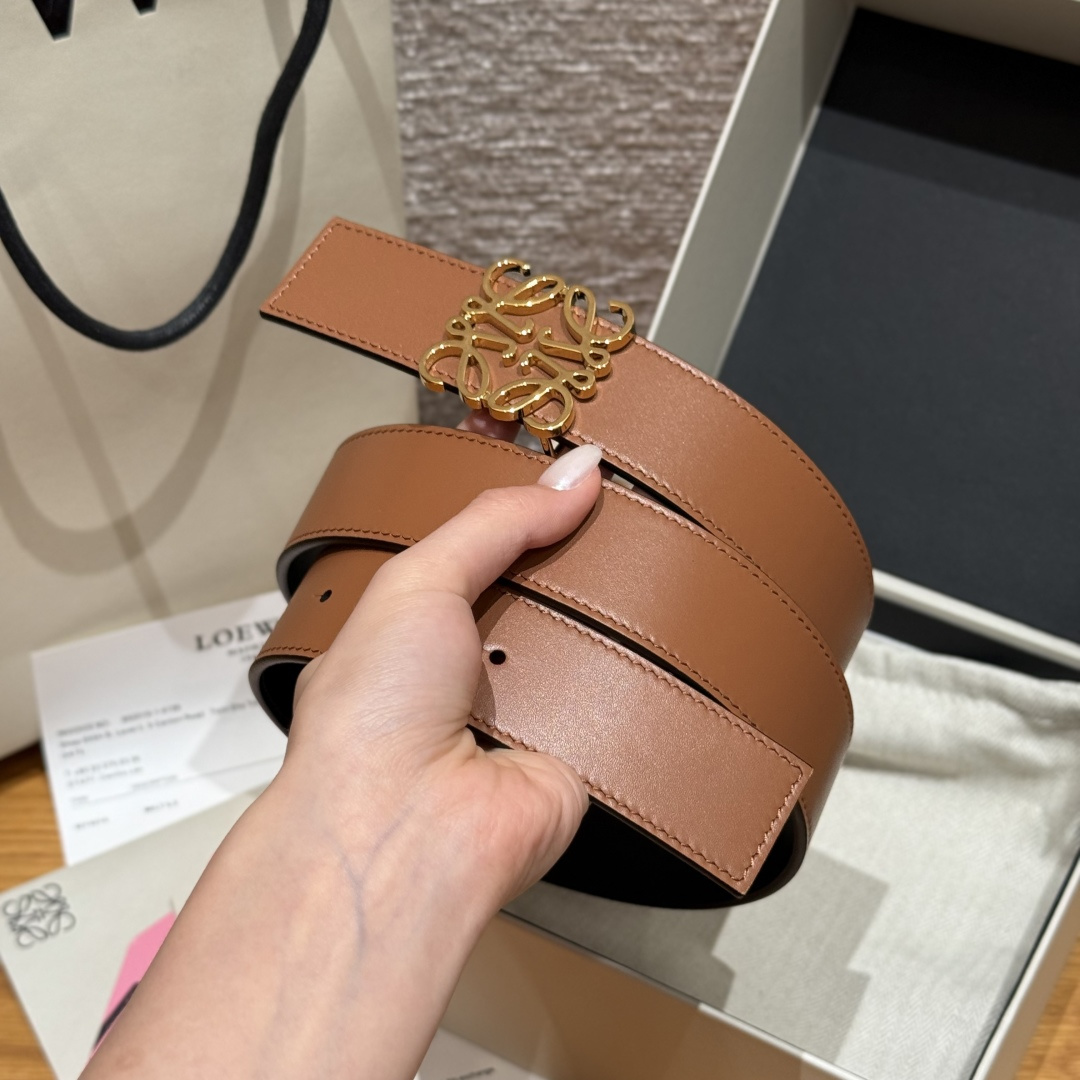 -新款女士腰带EWE 意威经典LOGO腰带实用性很强光滑小牛皮双面腰带，配有EWE Anagram搭扣腰