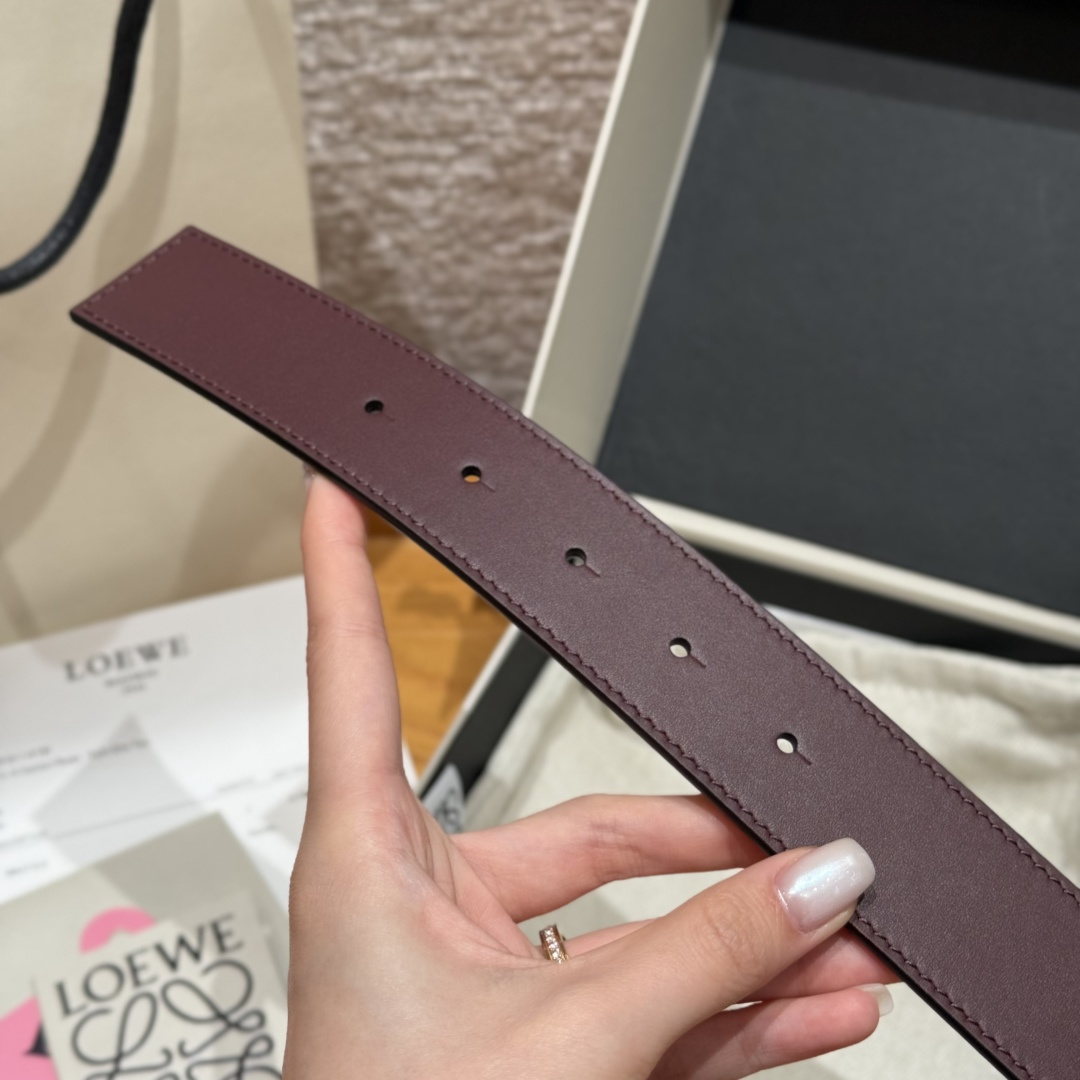 -新款女士腰带EWE 意威经典LOGO腰带实用性很强光滑小牛皮双面腰带，配有EWE Anagram搭扣腰