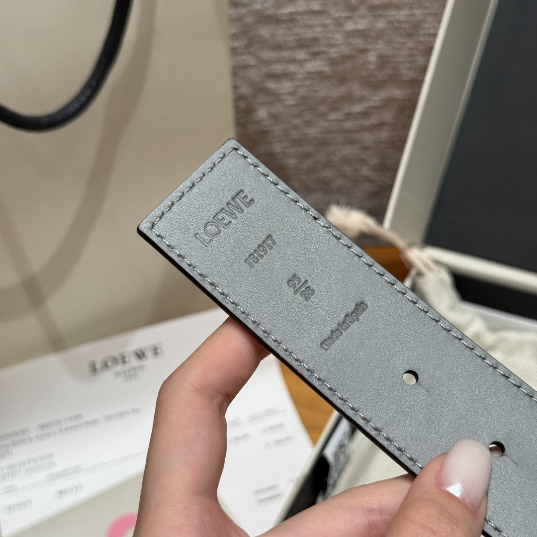 -新款女士腰带EWE 意威经典LOGO腰带实用性很强光滑小牛皮双面腰带，配有EWE Anagram搭扣腰
