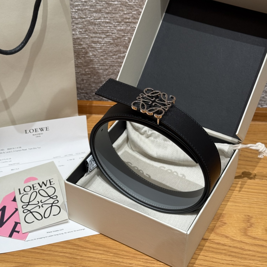 -新款女士腰带EWE 意威经典LOGO腰带实用性很强光滑小牛皮双面腰带，配有EWE Anagram搭扣腰