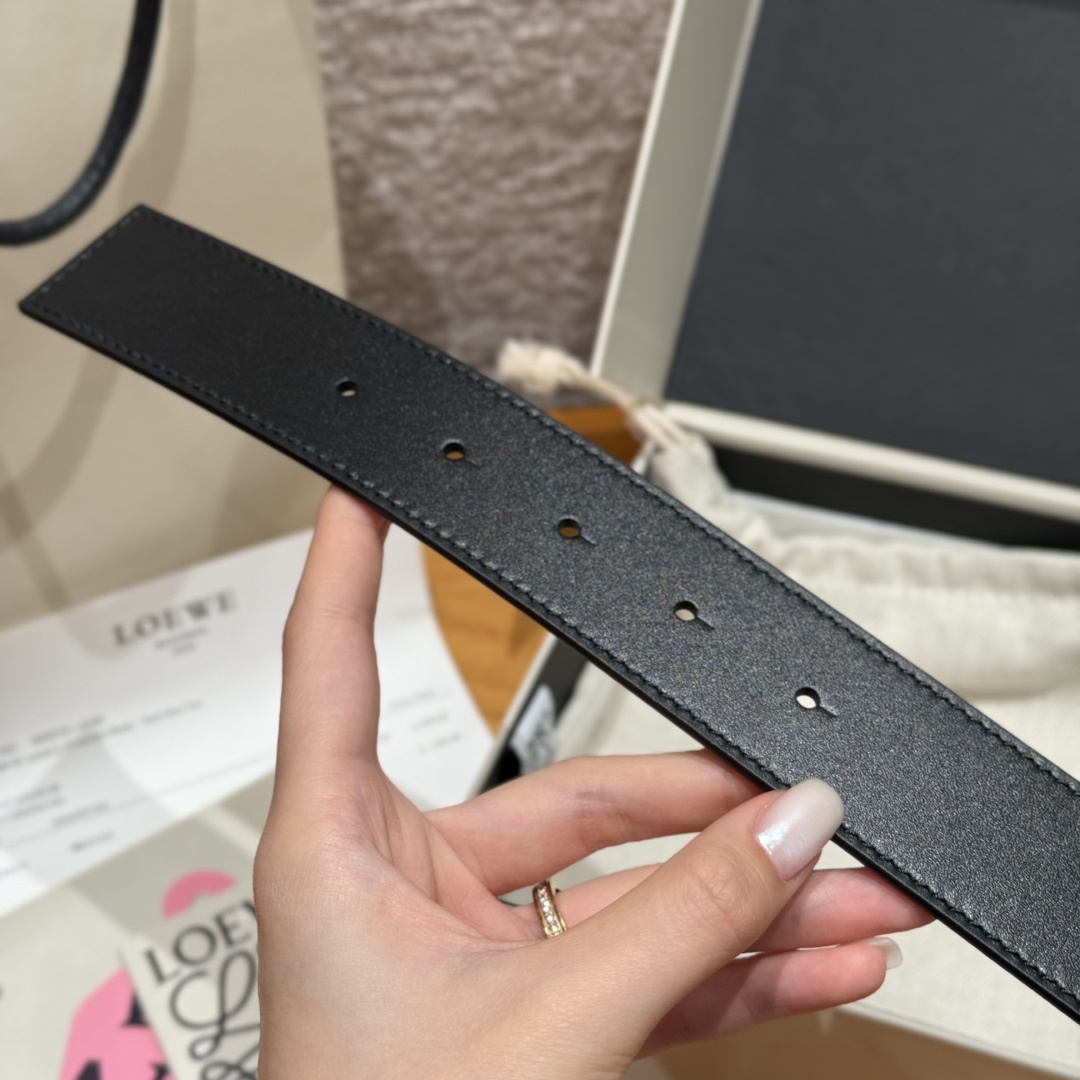 -新款女士腰带EWE 意威经典LOGO腰带实用性很强光滑小牛皮双面腰带，配有EWE Anagram搭扣腰