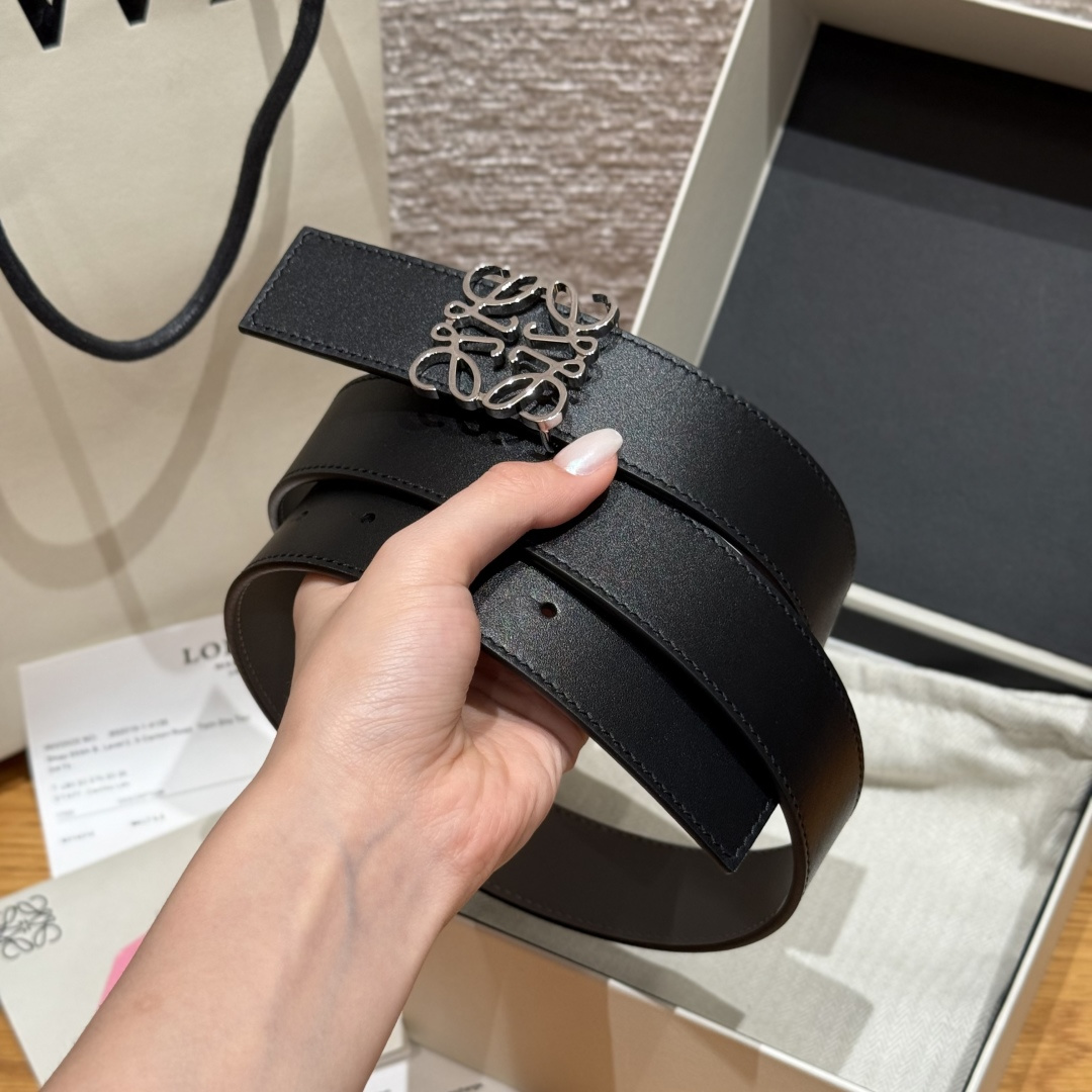 -新款女士腰带EWE 意威经典LOGO腰带实用性很强光滑小牛皮双面腰带，配有EWE Anagram搭扣腰