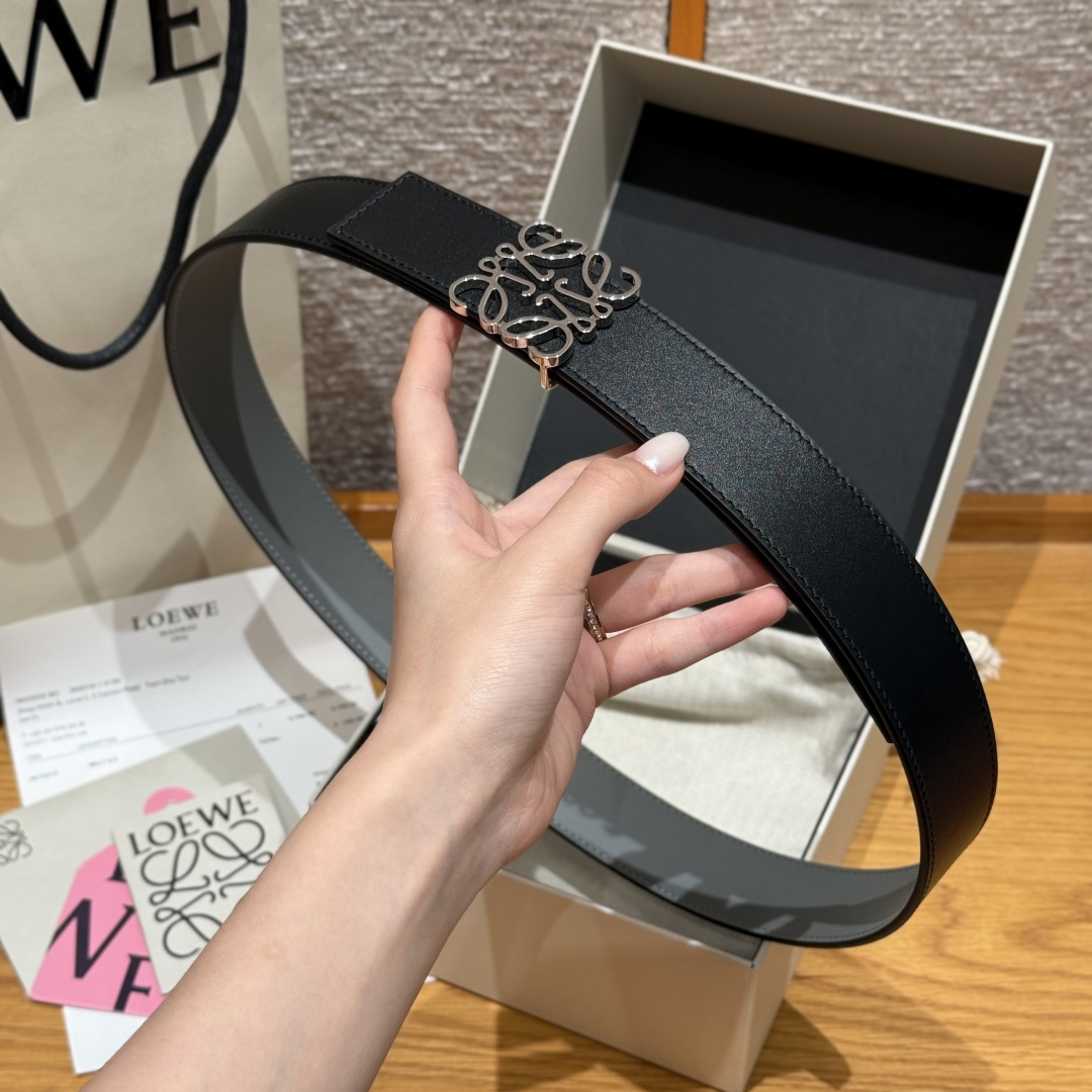 -新款女士腰带EWE 意威经典LOGO腰带实用性很强光滑小牛皮双面腰带，配有EWE Anagram搭扣腰