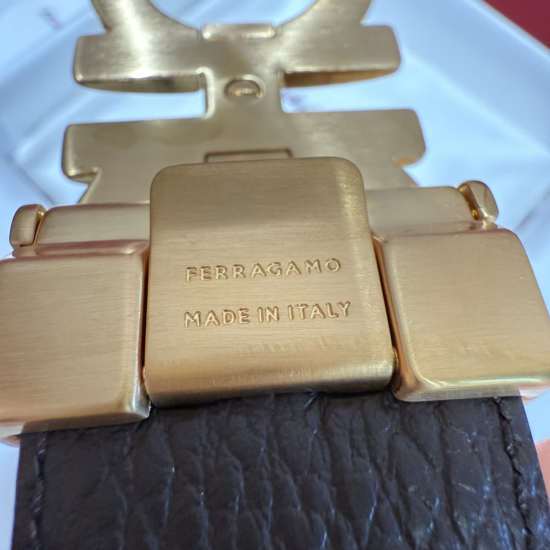 SF双面可调式Gancini皮带这款精致皮带锤纹牛皮制成，以新颖风格重新演绎品牌经典设计，双面双色款式。