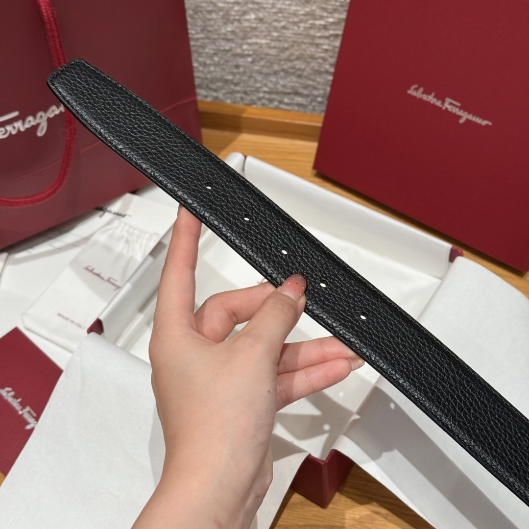 SF双面可调式Gancini皮带这款精致皮带锤纹牛皮制成，以新颖风格重新演绎品牌经典设计，双面双色款式。