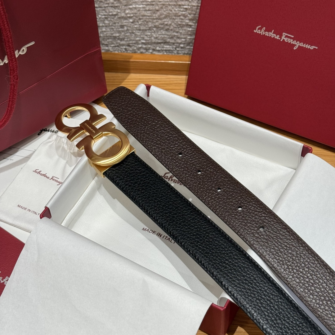 SF双面可调式Gancini皮带这款精致皮带锤纹牛皮制成，以新颖风格重新演绎品牌经典设计，双面双色款式。