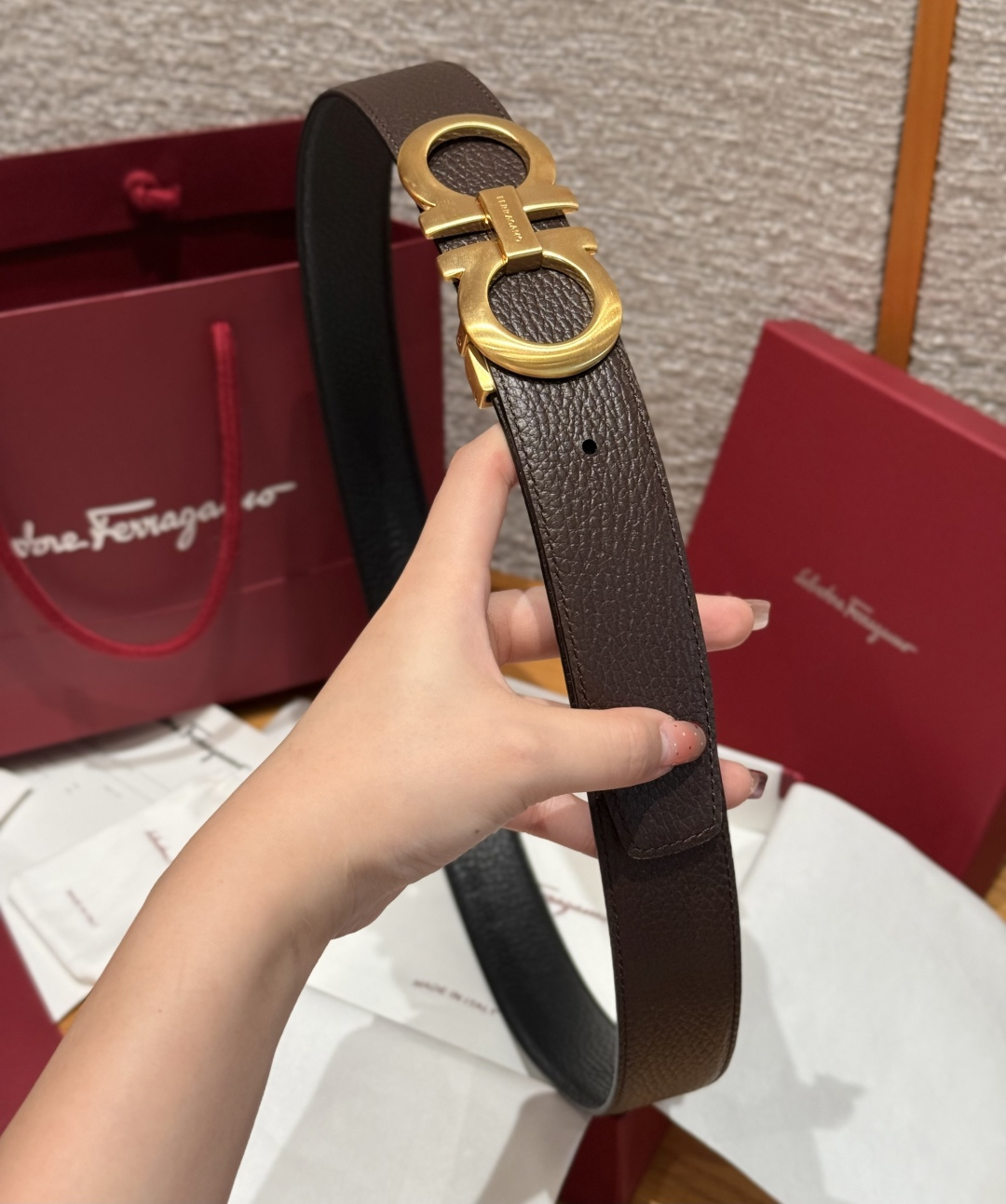 SF双面可调式Gancini皮带这款精致皮带锤纹牛皮制成，以新颖风格重新演绎品牌经典设计，双面双色款式。