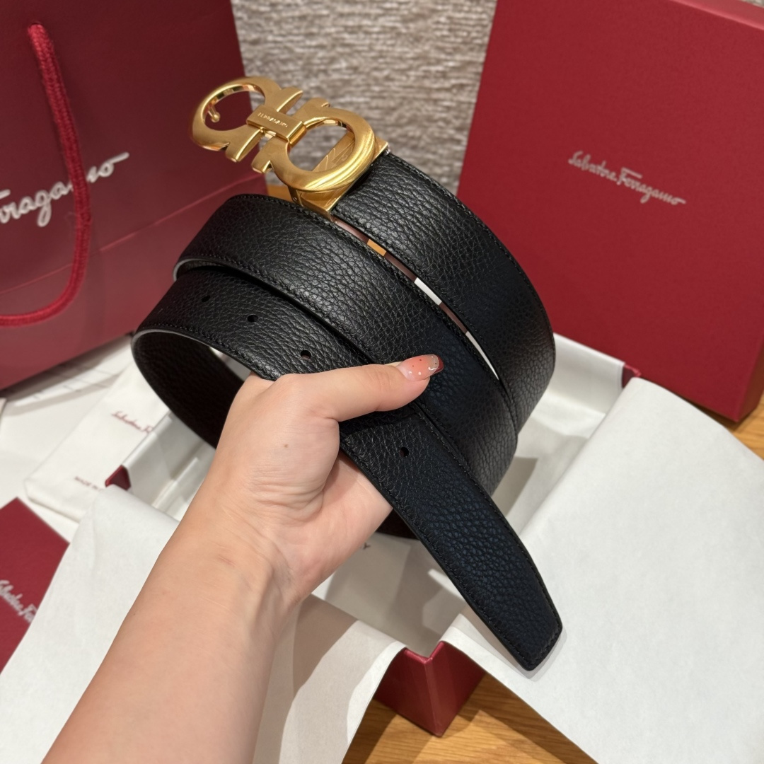 SF双面可调式Gancini皮带这款精致皮带锤纹牛皮制成，以新颖风格重新演绎品牌经典设计，双面双色款式。