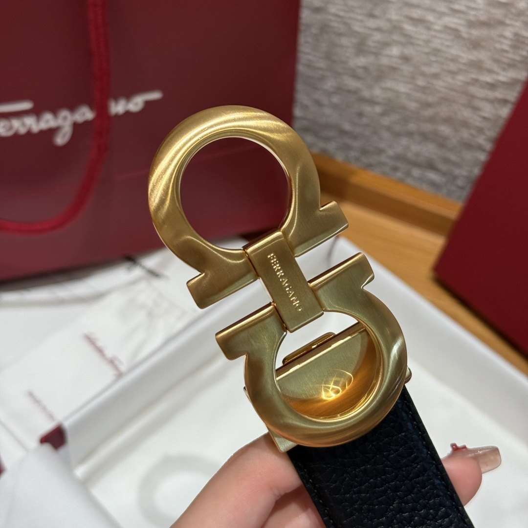 SF双面可调式Gancini皮带这款精致皮带锤纹牛皮制成，以新颖风格重新演绎品牌经典设计，双面双色款式。