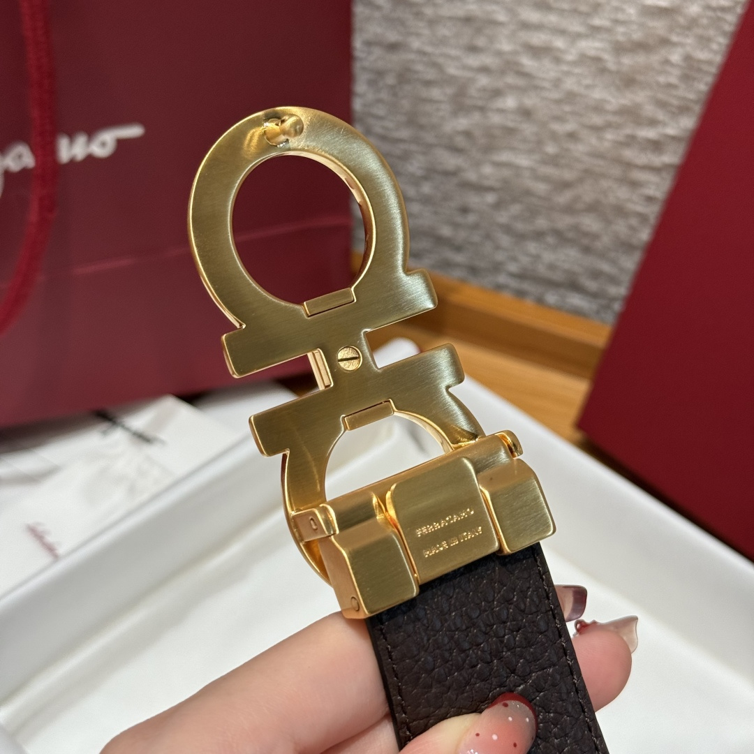 SF双面可调式Gancini皮带这款精致皮带锤纹牛皮制成，以新颖风格重新演绎品牌经典设计，双面双色款式。